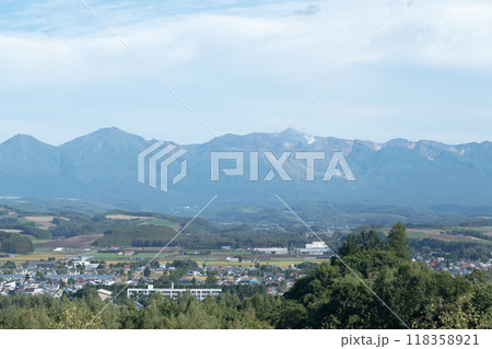 【美瑛町　北西の丘からの秋の風景と十勝岳連峰】 118358921