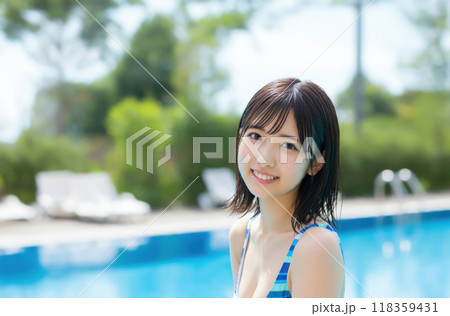 プールサイドに立つ女性 118359431