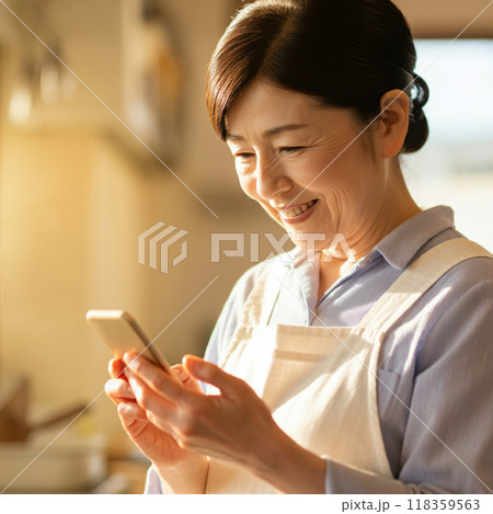 スマホ　笑顔　女性　エプロン 118359563