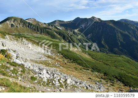 双六岳からの下山時、鷲羽だけ方面を望む 118359579