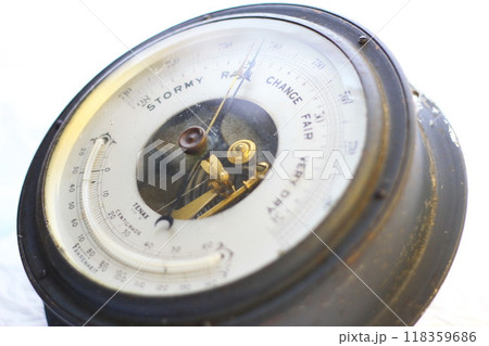 航海用のアンティークな気圧計 航海用のアンティークな気圧計 118359686