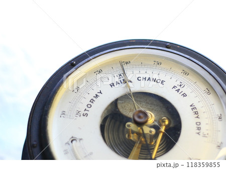 航海用のアンティークな気圧計 118359855