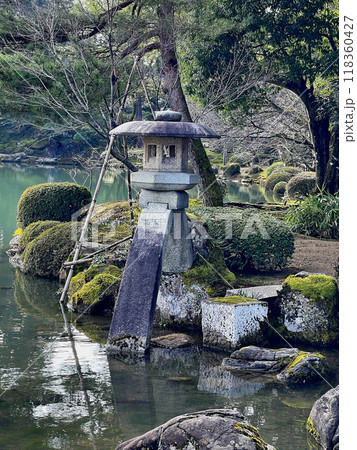 金沢　文化財指定庭園　特別名勝　兼六園　徽軫灯籠(ことじとうろう） 118360427