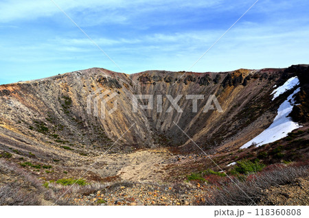 吾妻小富士の荘厳な火口の風景 118360808