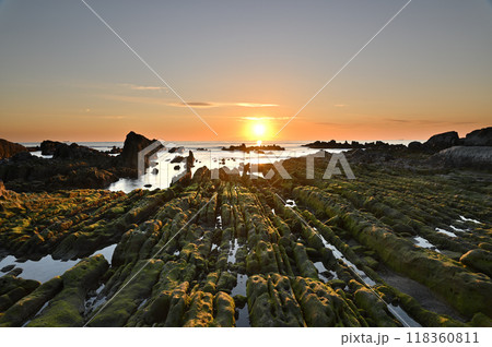 太古の地層　白浜の屛風岩を照らす美しい夕日 118360811