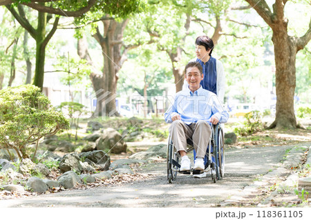 車椅子で散歩するシニア夫婦 車椅子で散歩するシニア夫婦 118361105