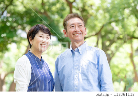 シニア夫婦　ライフスタイル　新緑 118361118