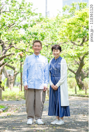 シニア夫婦　ライフスタイル　新緑 118361120