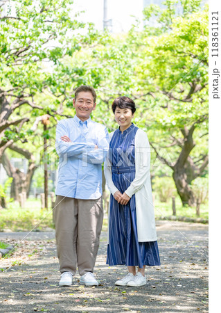 シニア夫婦 ライフスタイル 新緑 シニア夫婦 ライフスタイル 新緑 118361121