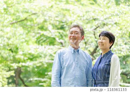 シニア夫婦　ライフスタイル　新緑 118361133