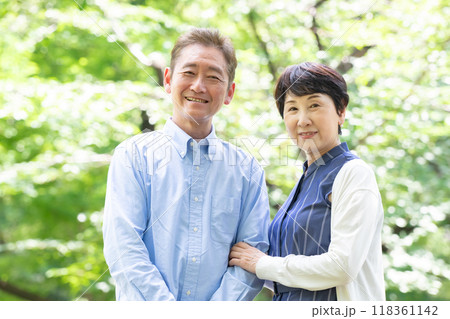 シニア夫婦 ライフスタイル 新緑 シニア夫婦 ライフスタイル 新緑 118361142