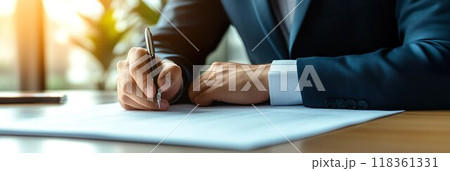 3:1 サインをする男性01 118361331