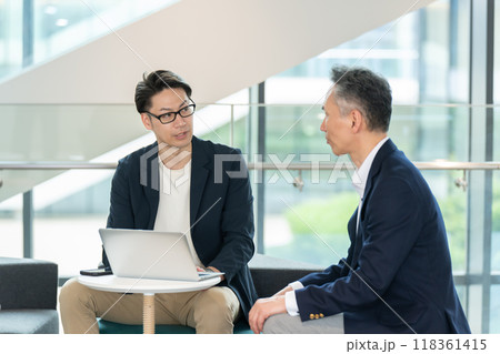 ラウンジで会話するビジネスマン ラウンジで会話するビジネスマン 118361415