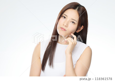 若い女性のポートレート 118361578