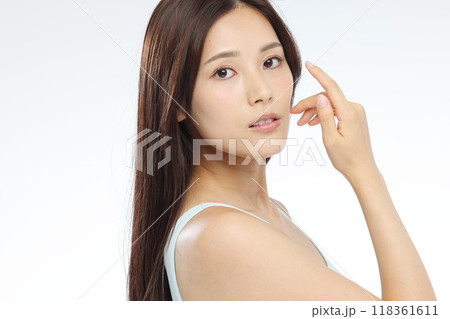 若い女性のポートレート 118361611