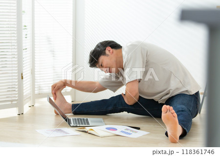 ミドル男性 ストレッチ リフレッシュ ミドル男性 ストレッチ リフレッシュ 118361746