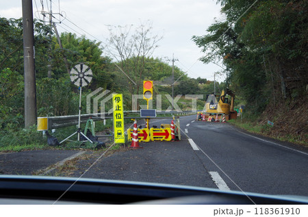 大雨による土砂崩れの復旧工事で臨時の片側通行となっている県道で信号待ちの場面 大雨による土砂崩れの復旧工事で臨時の片側通行となっている県道で信号待ちの場面 118361910