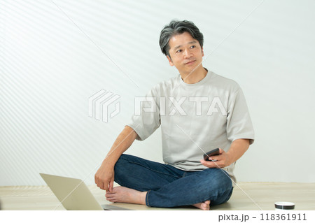 ミドル男性 休日 仕事 ミドル男性 休日 仕事 118361911