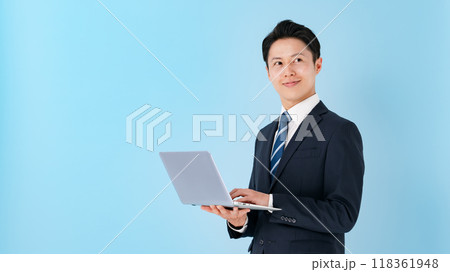 パソコンを操作するビジネスマン　ブルーバック 118361948