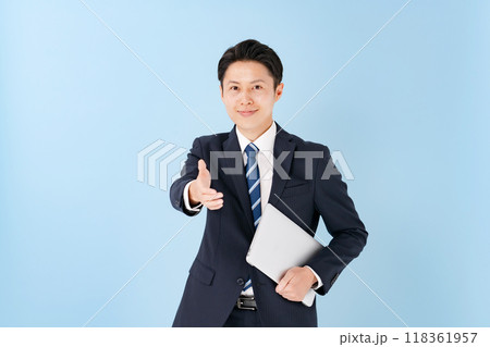ビジネスマン　握手 118361957