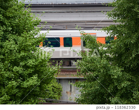 名古屋の街並みの中で走行中の電車の風景 118362330