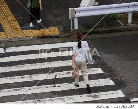 ハイアングルで見た夏の朝の通勤時間で横断歩道を渡る若い女性会社員の姿 118362334