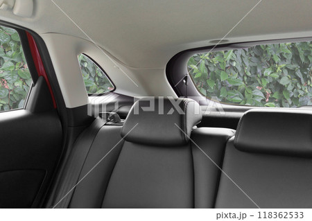 車の後部座席 118362533