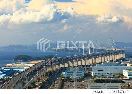 【香川県】夏の聖通寺山展望台から見た瀬戸大橋と番の州工業地帯 入道雲 118362534
