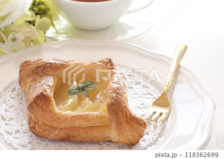 梨のコンポートパイと紅茶 118362699