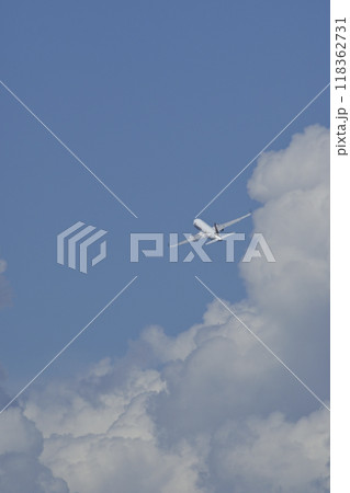 青空を飛ぶ飛行機 118362731