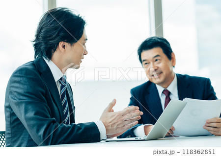 会議をするビジネスマン 撮影協力:学校法人電波学園 東京電子専門学校 会議をするビジネスマン 撮影協力:学校法人電波学園 東京電子専門学校 118362851