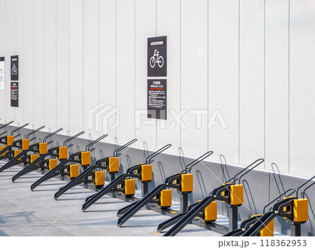 商業施設の駐輪場に設置された平置式自転車ラック 118362953