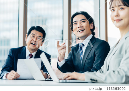 会議　撮影協力：学校法人電波学園　東京電子専門学校 118363092