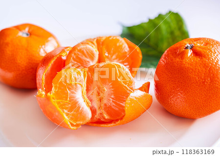 皮をむいたマーコットオレンジ 皮をむいたマーコットオレンジ 118363169