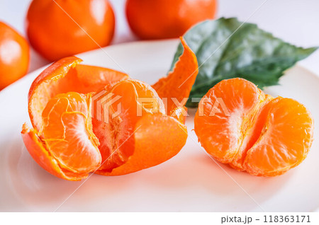 皮をむいたマーコットオレンジ 118363171