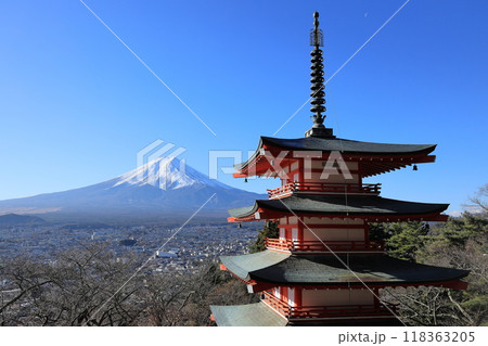新倉山浅間公園からの富士山と五重塔 (山梨) 新倉山浅間公園からの富士山と五重塔 (山梨) 118363205
