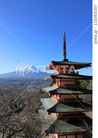 新倉山浅間公園からの富士山と五重塔 (山梨) 新倉山浅間公園からの富士山と五重塔 (山梨) 118363207