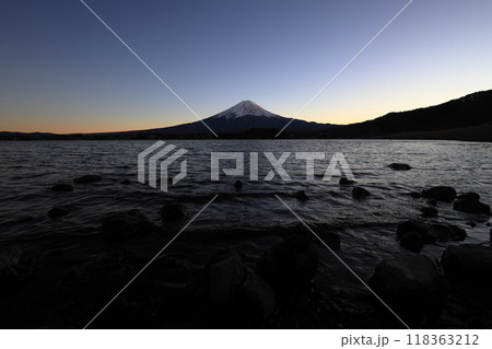 河口湖からの富士山 (冬・夕景) (山梨) 河口湖からの富士山 (冬・夕景) (山梨) 118363212