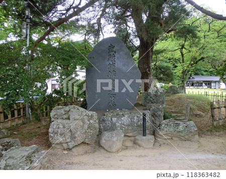 武蔵坊弁慶の墓（中尊寺の参道入口：岩手県西磐井郡平泉町） 118363482