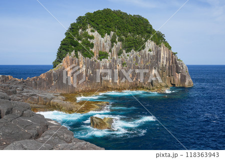熊野灘の青く美しい海辺にそびえ立つ楯ヶ崎の柱状節理 118363943
