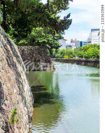 美しく厳かな駿府城址の景色　二之丸の石垣とお堀 118363994