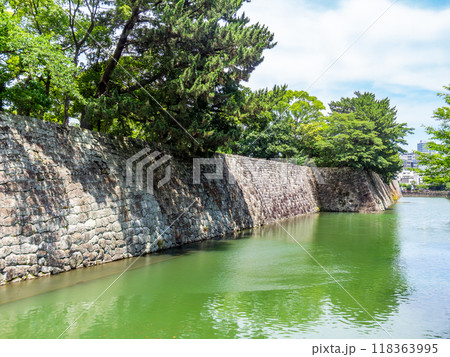 美しく厳かな駿府城址の景色　二之丸の石垣とお堀 118363995
