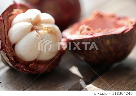 タイ産のマンゴスチン　トロピカルフルーツ 118364249