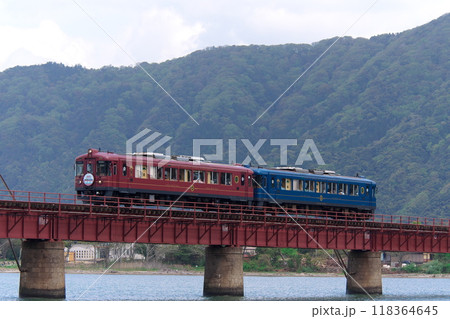 由良川橋梁を渡る京都丹後鉄道の観光列車「あかまつ」「あおまつ」 由良川橋梁を渡る京都丹後鉄道の観光列車「あかまつ」「あおまつ」 118364645
