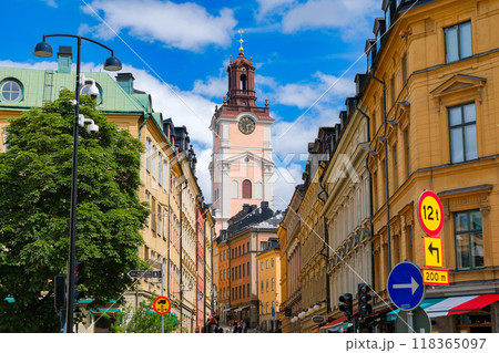 スウェーデン ストックホルム大聖堂がそびえ立つ旧市街、ガムラスタンの街並み 118365097