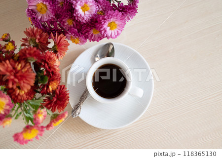 Autumn composition. Cup of coffee, notepad, fresh flowers on white background. Autumn, fall concept. Flat lay, top view, copy space 118365130