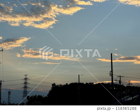 仕事帰りに夕陽を観ながら黄昏れてパシャり 118365288