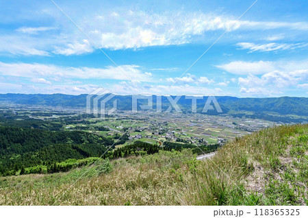 【熊本】阿蘇山の麓に広がる雄大な景色。目的地までのドライブも絶景、放牧された牛たちも可愛かったです。 118365325