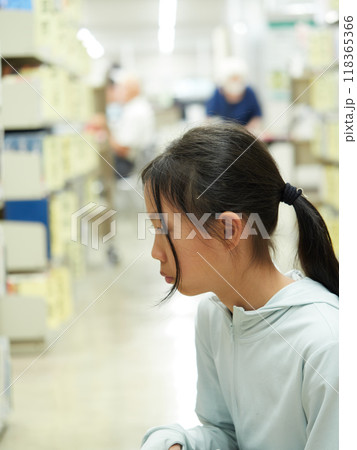 図書館で本を探す小学生の女の子の様子 118365366