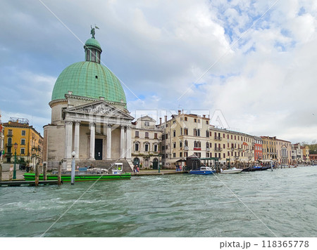 世界遺産ヴェネツィアの運河を望むサン シメオン ピッコロ教会 世界遺産ヴェネツィアの運河を望むサン シメオン ピッコロ教会 118365778